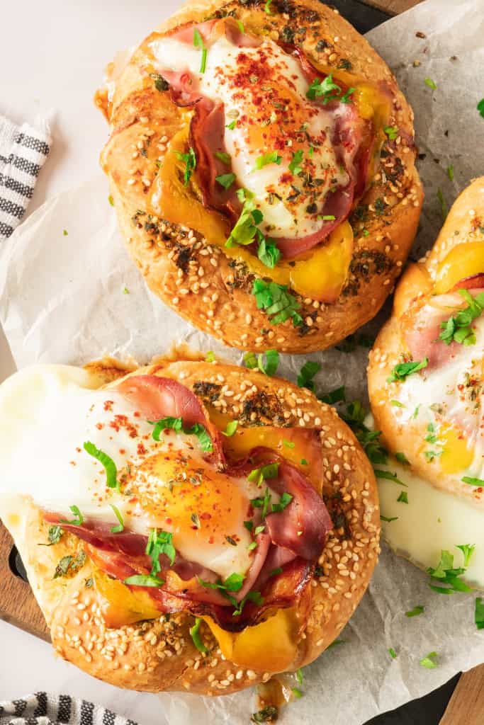 egg and prosciutto bagel