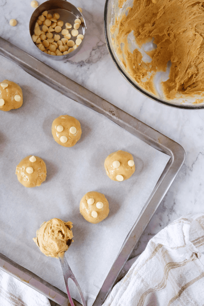 banana pudding cookies rolling the dough into little balls