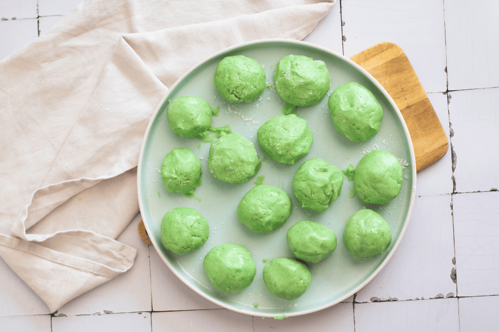 scoop of small balls