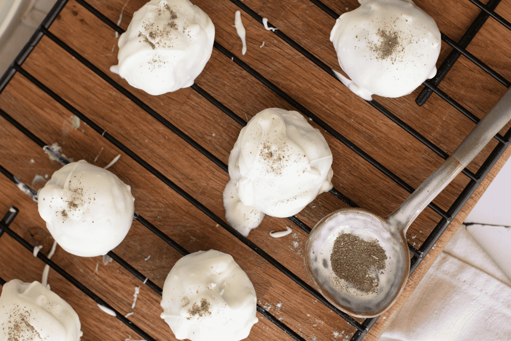 sprinkled of tiny pinch of matcha powder