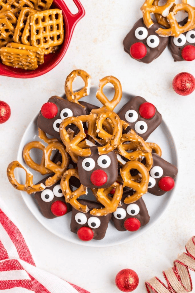 Easy Pretzel Reindeers with Chocolate