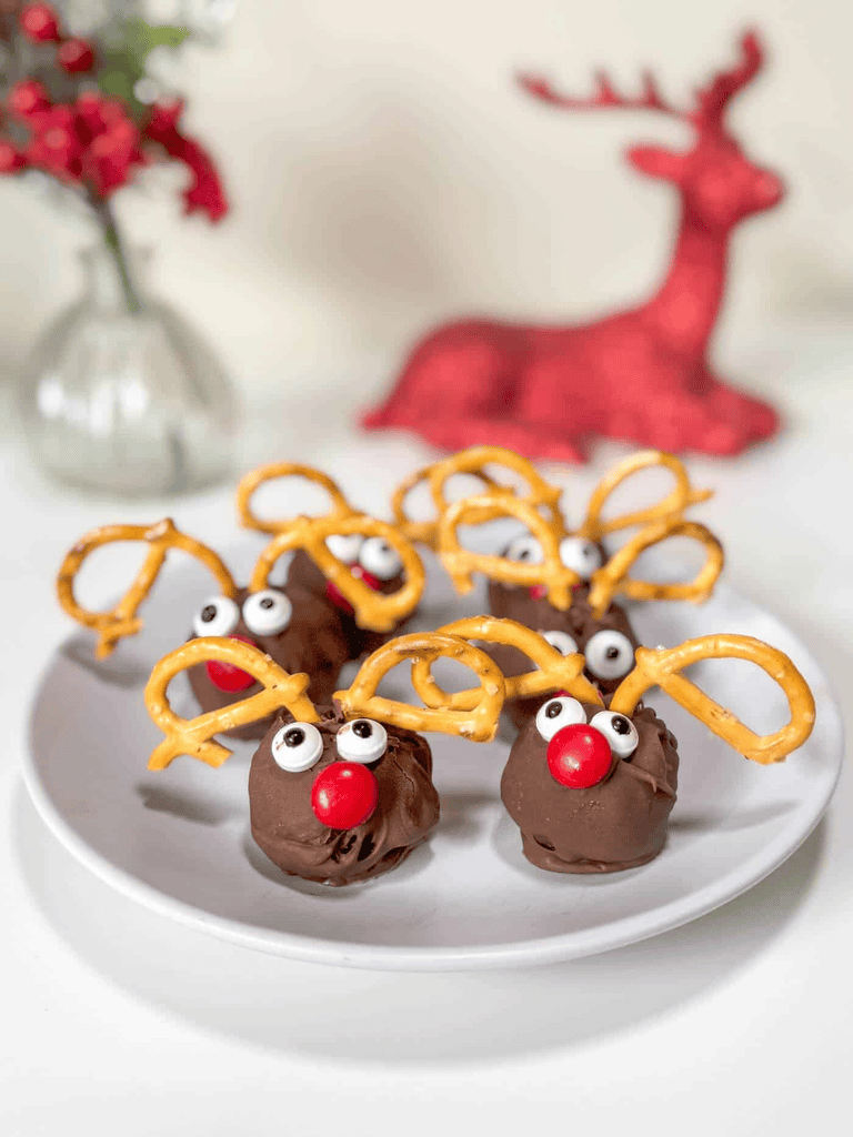 No-Bake Reindeer Mint Slice Balls